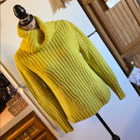 Banana Republic Sweaters - Banana Republic cable knit sweater size women’s SM